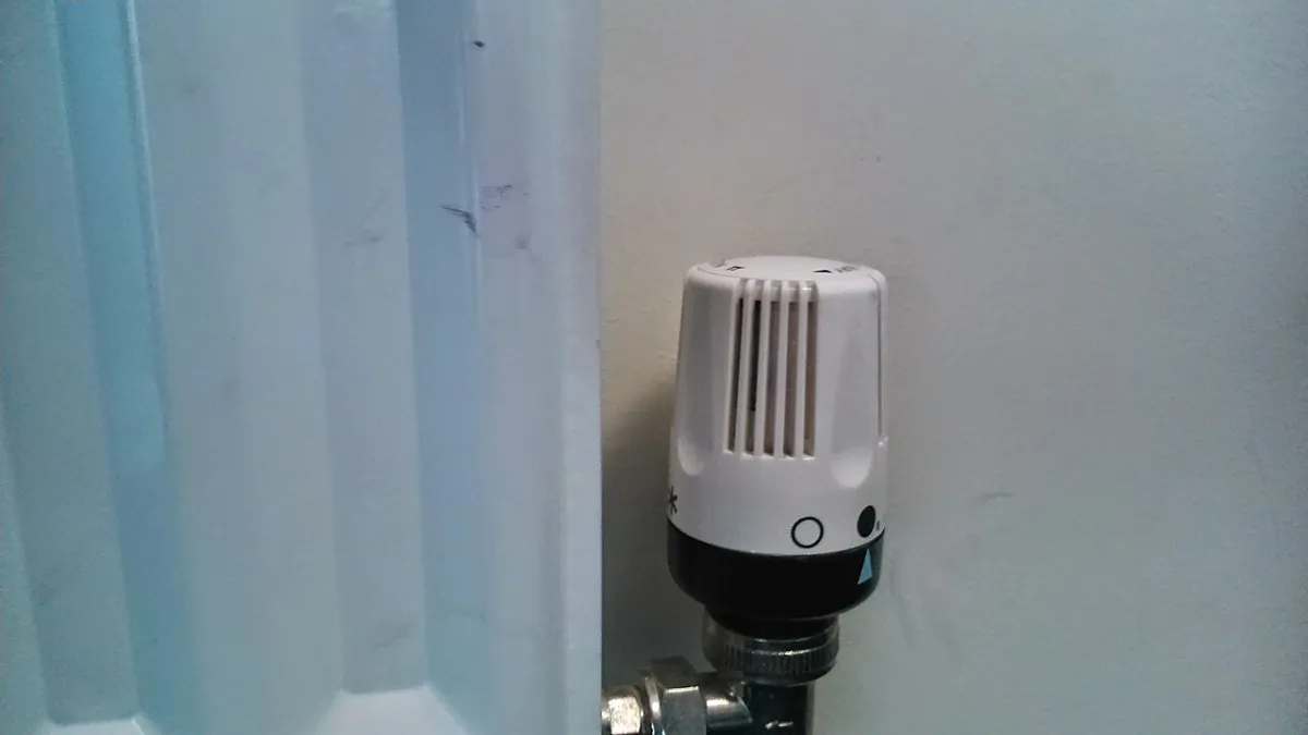 Thermostatkopf an einem weißen Heizkörper