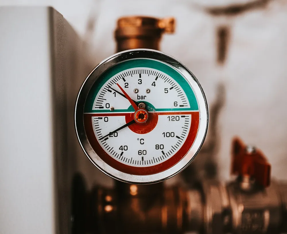 Manometer einer Heizungsanlage mit Anzeige in bar