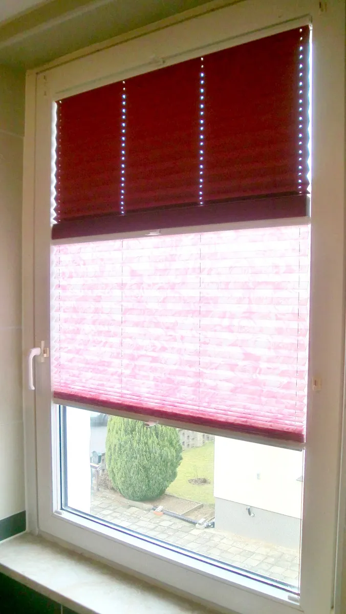Zweifarbiges Plissee an einem Fenster, oben geschlossen, unten offen