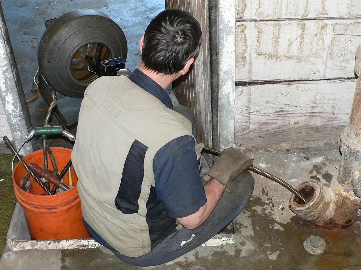 Rohrreinigungsspirale im Einsatz an einem Abflussrohr