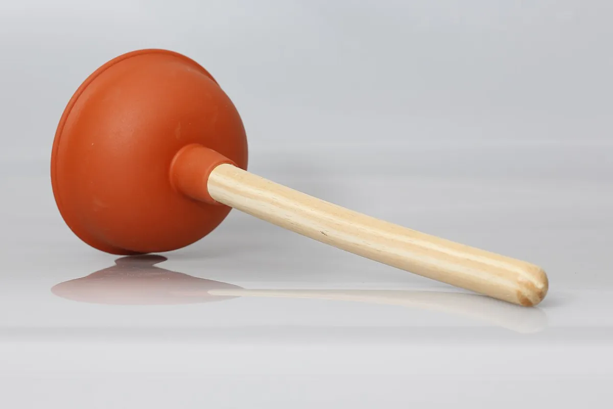 Rote Saugglocke mit Holzstiel