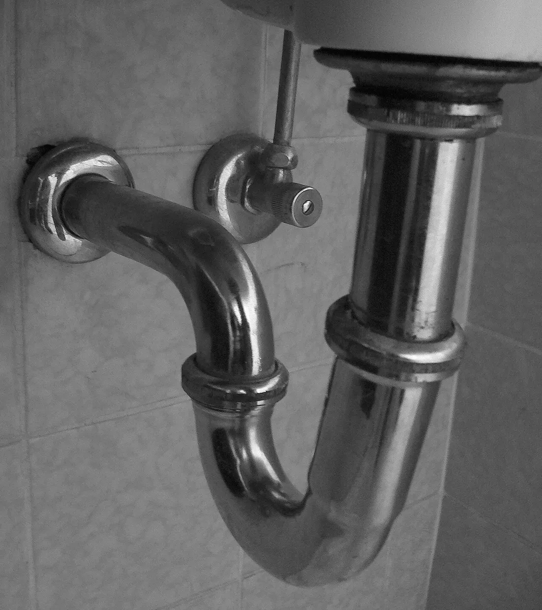 Verchromter Siphon unter einem Waschbecken