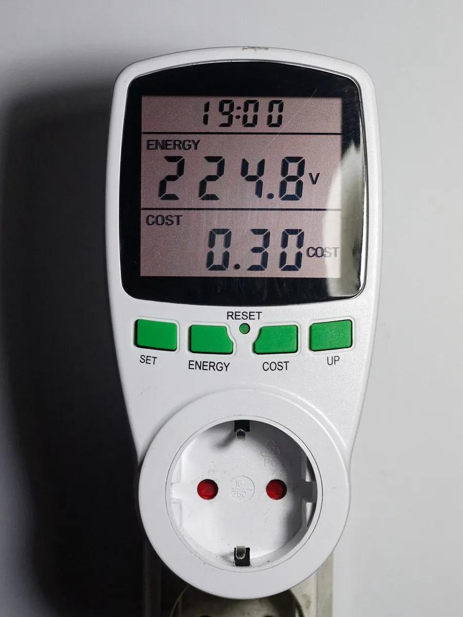 Energiekostenmessgerät mit Display und Steckdose