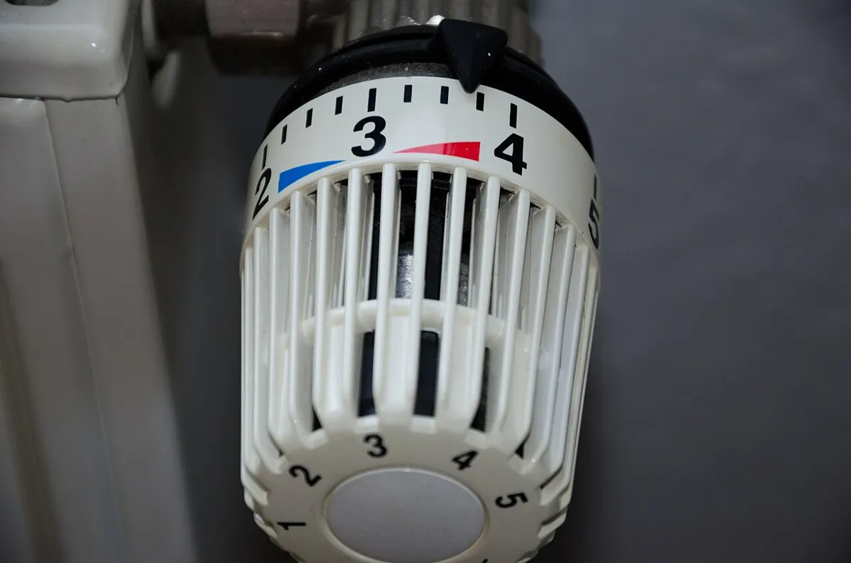 Thermostatkopf mit Zahlenskala an einem Heizkörperventil