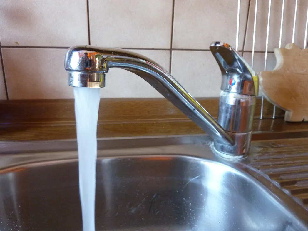 Einhebelmischer an einer Küchenspüle mit laufendem Wasser
